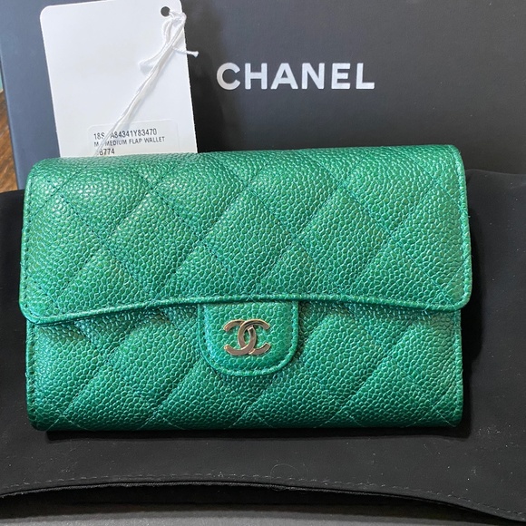 RARE Stunning Chanel 18s Caviar green large wallet - Picture 1 of 9